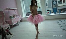 Dansatoare amatoare uimitoare tachinează într-o tutu roz