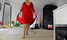 Zmyselné domáce video zrelej Sonias, ktorá predvádza svoje dráždivé pózy v zdĺhavých červených šatách a odhaľuje svoj chlpatý zvršok, nohy, nohy a boky, s prirodzenými prsiami