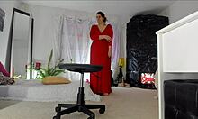 Zmyselné domáce video zrelej Sonias, ktorá predvádza svoje dráždivé pózy v zdĺhavých červených šatách a odhaľuje svoj chlpatý zvršok, nohy, nohy a boky, s prirodzenými prsiami