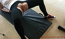 Europæisk babe træner med en dildo i sit private fitnesscenter