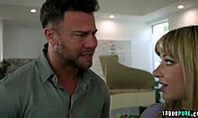 Očim Seth Gamble kaznuje svojo pastorko Demi Hawks v vročem domačem videu