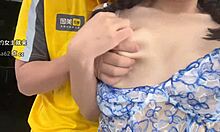 Seorang istri berlekuk menggoda pacarnya yang selingkuh dengan payudaranya yang besar di rumah