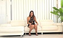 Une fille latine excitée a envie de se livrer à une session photo coquine