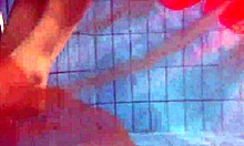 Nastya se déshabille et montre sa belle silhouette nue dans la piscine