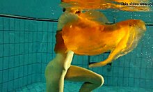 Nastya riisuu ja flaunts hänen houkutteleva alasti hahmo uima-altaalla