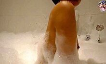 Аматьорска двойка се наслаждава на чувствен масаж в банята у дома