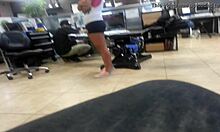 Una ragazza tatuata si fa stirare il culo in calze
