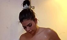 شيلا أورتيغاس تستمتع بجلسة استحمام منفردة ساخنة مع حديث قذر وهيمنة