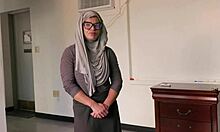 Amerikansk MILF får sit ansigt og røvhul kneppet i hijab cosplay