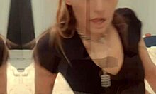 جوارب نايلون وملابس داخلية لجولين بيترسونز أثناء جلسة تصوير