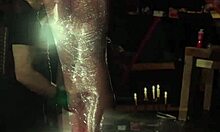 امرأة شابة مقيدة ومخترقة بقوة في مشهد BDSM