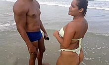 Μια καυτή συνάντηση στην παραλία με μια σαγηνευτική σύντροφο που μου έδωσε ένα συναρπαστικό γαμήσι στον κώλο
