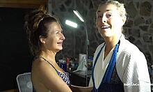 קרוליין ווזניאקיס מציגה את הגוף הצבוע מאחורי בגד הים בספורט אילוסטרייטד 2016