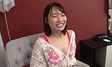 Amator asiatic se bucură de o întâlnire fierbinte în apartamentul ei mic