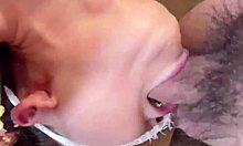 Sød pige med lave bøjler får spyttet ristet og gagget i hjemmelavet fetish video