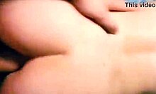 Mannens enorma kuk penetrerar frugans anus för intensiv njutning