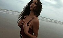 Manoella Fernandi rozbiera się do dołu bikini nad morzem