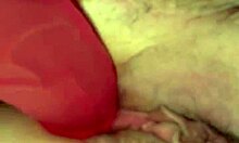 Nærbilde av en rosa dildo som penetrerer en myk fitte