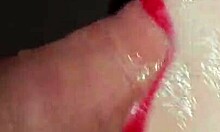 Intensiv närbild av slampig oralsex med en flickvän i hemgjord video