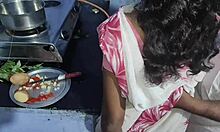 Amaterski par iz podeželske Indije uživa v domačem kuhinjskem seksu od zadaj