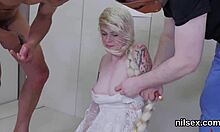 Una giovane ragazza viene portata in manicomio per un trattamento intenso che prevede il gioco anale