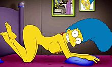 Yaramaz ev kadını Marge, kocasının yokluğunda hem spor salonunda hem de evde, arka planda komik Simpsonlar temalı bir Hentai çizgi filmiyle anal olarak beceriliyor