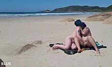ブラジルのビーチで裸でキスする2人の女性
