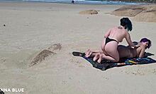 ผู้หญิงสองคนจูบเปลือยบนชายหาดบราซิล
