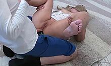 Äitipuoli viettelee poikapuolensa anaaliseksiin lattialla kotitekoisessa videossa