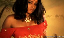 Domowy film z indyjską uwodzicielką z głębokim połączeniem z Bollywood