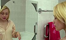 Η αξιολάτρευτη ξανθιά φίλη Olya σαγηνεύει με μεγάλα βυζιά ενώ κάνει ντους στο σπίτι
