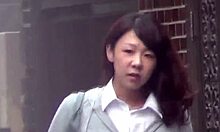 Japanse tiener plast buiten en wordt betrapt op camera