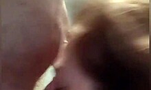 Cuplu amator se filmează făcând sex dur