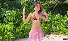 Zlatá sprcha na pláži na Maledivách pre krásnu dievčinu, ktorá sa počúra