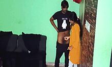 Britanski par uživa v domačem seksu s svojim velikim indijskim dekletom