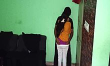 İngiliz çift, büyük kalçalı Hintli kız arkadaşıyla ev yapımı seksin tadını çıkarıyor
