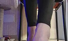 En europæisk teenager i sorte leggings glæder sig selv i bruseren