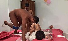 Схатхи Кхатунс има вруће дубоко грло и тројку са девојком и два момка у домаћем порнографију