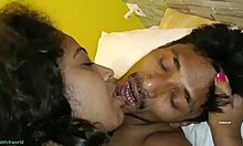 Krásná indická manželka se vášnivě líbá a intenzivně šuká kundičku v reálném životě