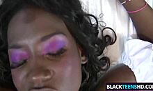 Jazzy Jamison, een zwarte vrouw met rondingen, wordt thuis gepenetreerd