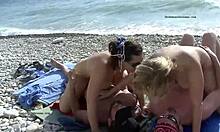 Ulkona orgia venäläisten naturistien kanssa rannalla