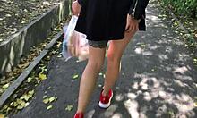 امرأة جريئة ترتدي تنورة تمارس الجنس الفموي على رجل مجهول وتشارك في الجنس الخشن من الخلف، مع القذف على ثدييها بعد التعرض العام