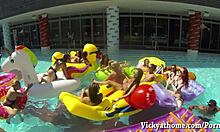Лесбијска акција са грудастом милф Вицкиветте и црвенокосом Пенни Паксом на забави у базену у Мајамију!
