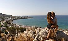 Ένα όμορφο ζευγάρι 18-19 ετών απολαμβάνει το παθιασμένο φιλί και το χτύπημα του κώλου στο νησί της Κρήτης