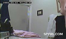 Video espía amateur de una chica vintage en el baño