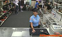 En hemlig kamera fångar en polisflicka som får ansiktsbehandling av en pantlånare