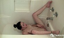 Veja os pequenos seios de Anastasia saltarem enquanto ela se masturba no chuveiro