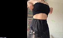 Une adolescente roumaine amateur se déshabille et utilise un gode pour atteindre l'orgasme en bas