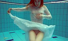 El trasero jugoso de Diana Zelenkina en una piscina pública