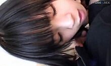 Μια νεαρή και σέξι μαύρη έφηβη με κατσαρά μαλλιά ξεγελιέται και πηδιέται σε μια οντισιόν